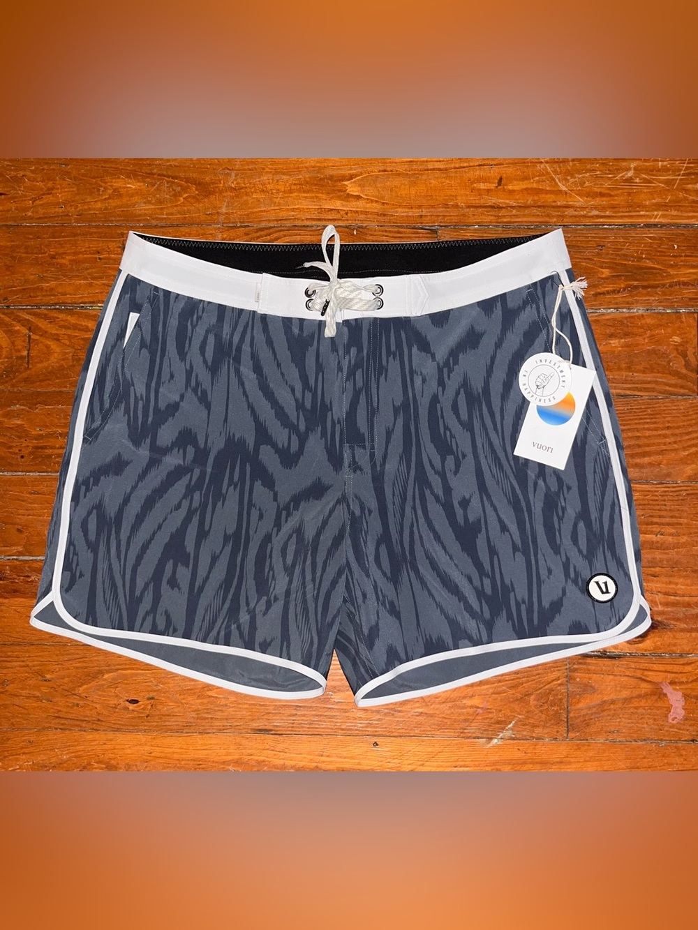 Vuori Cruise Boardshort 5" Men's 32 Blue/Gray Animal Print Drawstring